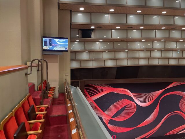 左右の席のモニター