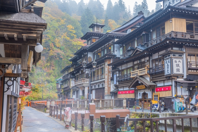 銀山温泉　街並み　昼間